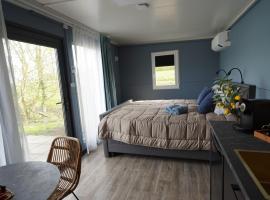B&B Tiny House Bij Zee, khách sạn ở Stellendam