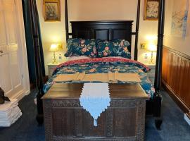 Captain's Nook, Luxurious Victorian Apartment with Four Poster Bed and Private Parking only 8 minutes walk to the Historic Harbour, hotell sihtkohas Brixham