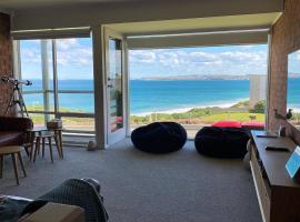 Southern Sands' Beachfront Apartment, hotel in Port Elliot