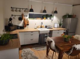 Hubane majake Kärdla südames ootab külalisi!, casa rústica em Kärdla