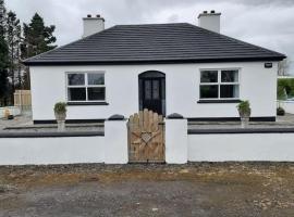 Cheerful three bedroom country cottage, holiday home in Ballina