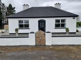 Cheerful three bedroom country cottage, hotel i Ballina