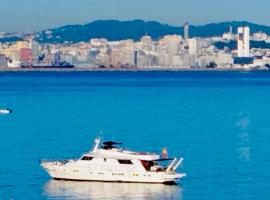 BARCO CLASICO YATE OCEAN FALCON by ALBARARI con salida navegación Coruña Capacidad 10 personas, 5 camarotes selecciona tu camarote doble Día y noche a bordo 12pm-930am, bateau à La Corogne