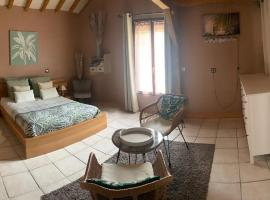 chambre salon indépendant, salle de bain wc privés, jardin privé, piscine partagée près d'un lac