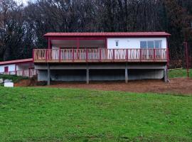 Chalet dans un parc résidentiel de loisirs – hotel w mieście Hasparren