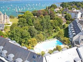 Location appartement meublé bord de mer, hotel with parking in Fouesnant