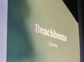 Beachbums CoLiving Midigama، بيت ضيافة في ميديغاما إيست