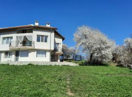 "House of swallows" vacation home, close to Sofia, vila v destinaci Makotsevo