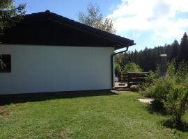 Kleines Ferienhaus mit Garten absolut ruhig Hochschwarzwald card, hotel v destinácii Lenzkirch