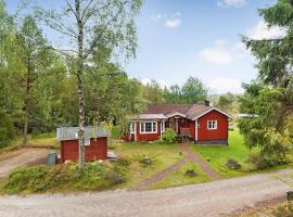 Idyllisch gelegenes ebenerdiges Ferienhaus mit Terrasse und Wintergarten mit traumhaften Blick in die Weite der Umgebung, place to stay in Svenljunga