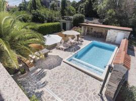 Ruhig gelegenes Ferienhaus mit beheiztem Pool und Meerblick am Rande einer Olivenplantage, holiday home in Savudrija