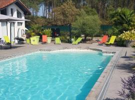 Maison 8 personnes avec piscine., hotel in Saint-Julien-en-Born