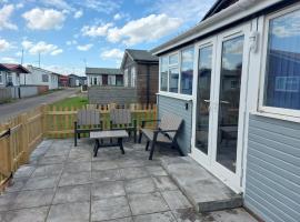 'New Memories' Dog Friendly Holiday Chalet, hotel in Bridlington