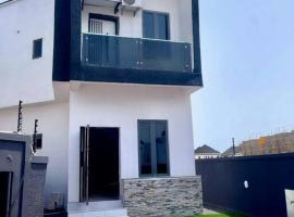 Luxury House In Lekki Lagos, hotel v destinaci Ikuata