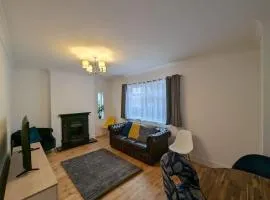Cozy 2 Beds Brentwood Flat