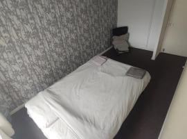 Homestay near a station and park, hotel with parking in Longbridge