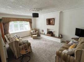 4 bed countryside home near Solihull & NEC - Sleeps 8, hotell sihtkohas Solihull