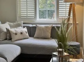 'BRAMLEY FALL COTTAGE' ' ON SITE EV POINT - Attached Cottage,3 Separate Bedrooms -1 on ground level, SLEEPS 6, 2 Bathrooms, Sandy Wittering Beach 8min drive, Rural Location, Child friendly, Small Breed Dog Friendly, Private Parking