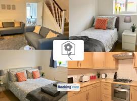 Eastleigh House By Your Stay Solutions Short Lets & Serviced Accommodation Southampton With Free Wi-Fi & Close to Airport: Southampton şehrinde bir tatil evi