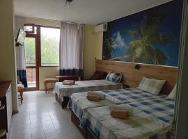 Guesthouse Oasis: Naousa şehrinde bir otel