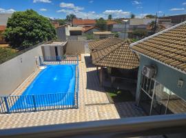 Sobrado com piscina, hotel in Rio Verde