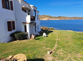 Casa con jardin ,vistas al mar y atardecer en Playas de Fornells, hotel din Es Mercadal