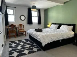 Cosy entire apartment super king bed near town center