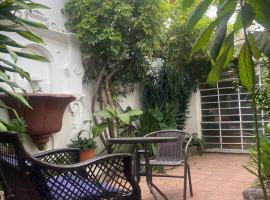 Guest House Casa Las Lajas, hotel with parking in Antigua Guatemala