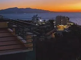 Ellie's Sunset Beach Apartment