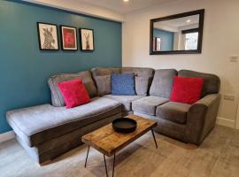 Stylish 5-bed home, each with en-suite and own TV, будинок для відпустки у місті Ковентрі