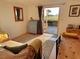 Viesnīca Apple Tree Barn - converted barn with meadow views pilsētā Helstona