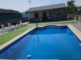 Chalet con piscina en escalona, holiday home in Toledo