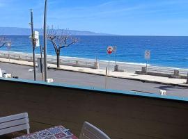 Robert's beachfront apartment, hotel em Roccalumera