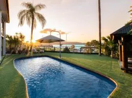 'Sail Away' Airlie Beach house with Marina Views