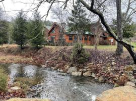 Deluxe Parkland Cabin - Pet and Motorcycle Friendly Home, villa sa Tellico Plains