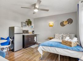 Pet friendly Studio with Private Yard, guest house in Orlando