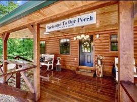 Cozy Cabin 3br, Hot tub, playset, Near Everything!, hotell i Broken Bow