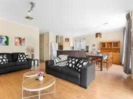 3BR Home-City Fringe Location-Free WiFi & Parking