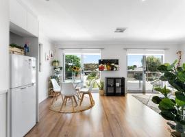 Lovely Renovated 2BR Townhouse WiFi Parking, hotel in Sturt