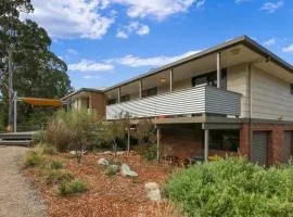 On The Hill at Metung - Quiet Retreat with Views