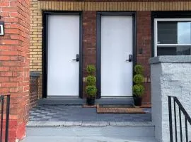 New Renovated 2 Bedroom USA Side