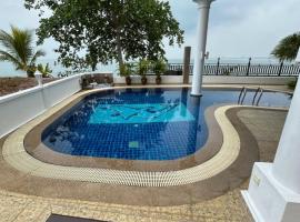 Luxery Villa Sea Side, hótel með jacuzzi-potti í Port Dickson