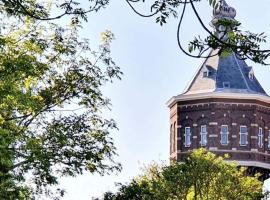 Renovated luxury water tower within walking distance of the beach boulevard, hotell i Vlissingen