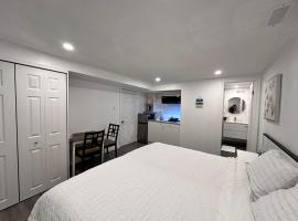Newly Renovated Master Bedroom with Kitchenette, homestay in Mississauga