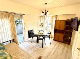 Cálido dpto de 2 ambientes con parrilla y cochera en zona residencial de Punta Mogotes, hotel em Mar del Plata