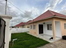 3 bedroom, free Wi-fi, Aircon & Hot water, cottage di Tujering