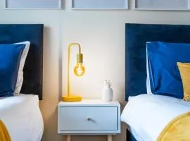 2 Bedroom Apartment in Hatfield - Gated Free Parking - Amazing for Contractors - Private Bathrooms - Near University & Business Park - Big savings on Longer Stays