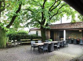 Atmospheric country house in Asten on a golf course, hotel s parkiralištem u gradu 'Asten'