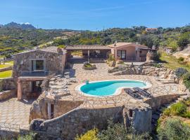 Sardinia Family Villas - Villa Letizia with private pool and seaview, viešbutis mieste Cannigione
