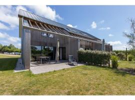 Semi detached house in Vrouwenpolder about 800 meters from the beach, hotel in Vrouwenpolder